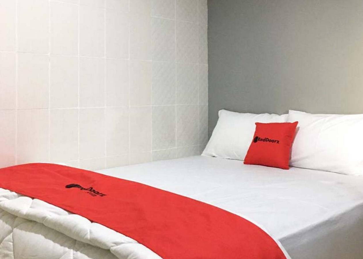 Hotel Reddoorz @ Citraland Surabaya Exterior foto