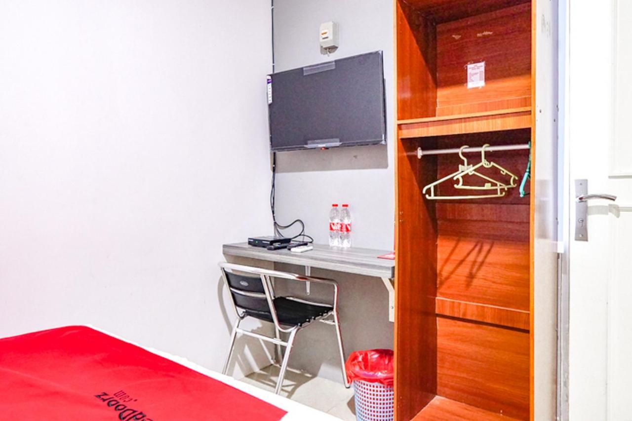 Hotel Reddoorz @ Citraland Surabaya Exterior foto