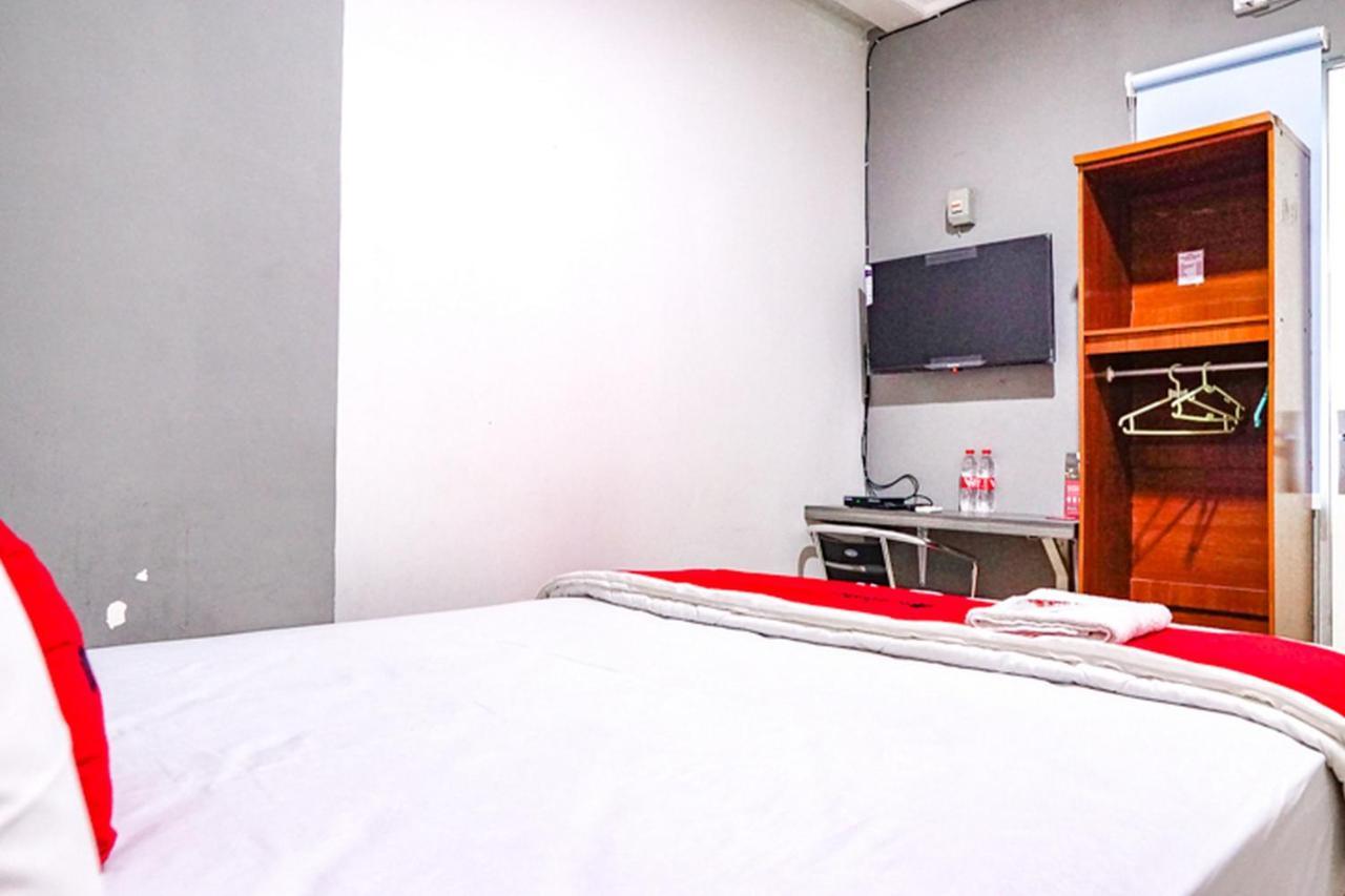 Hotel Reddoorz @ Citraland Surabaya Exterior foto