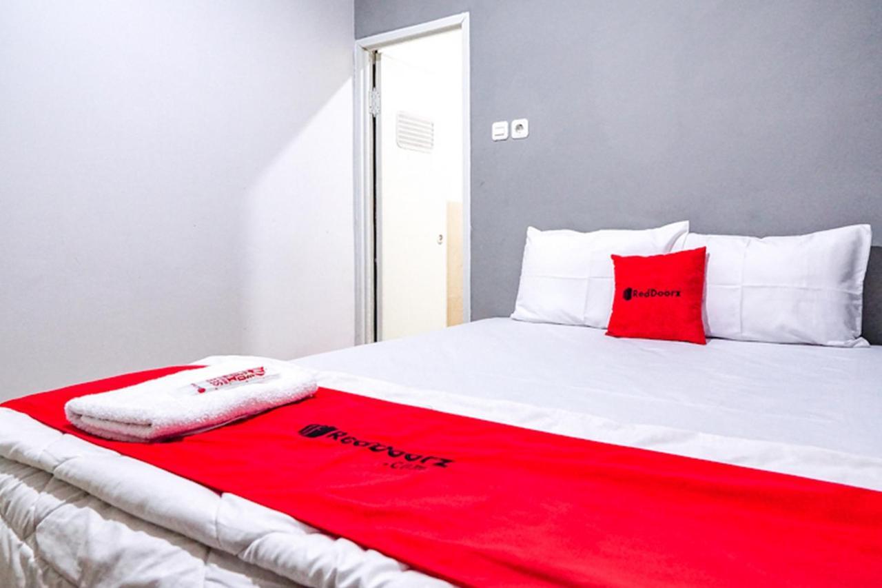 Hotel Reddoorz @ Citraland Surabaya Exterior foto